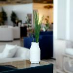 فازة سيراميك كبيرة باللون الابيض وودي