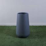 مركن أشجار رمادي صغير وودي