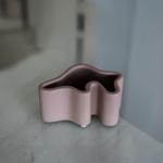 فازة ديكورية صغيرة باللون وردي وودي