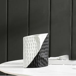 فازة أبيض وأسود صغيرة وودي