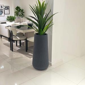 مركن أشجار رمادي كبير وودي