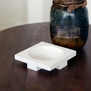 طبق سيراميك أبيض وودي