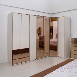 أكورسا دولاب ملابس كريمي 7 أبواب وودي