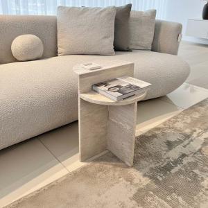 ريفولي طاولة جانبية ترافرتين بيج وودي