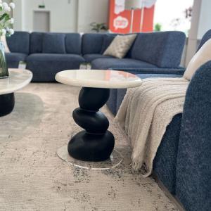 ليزا طاولة جانبية بسطح رخامي وودي