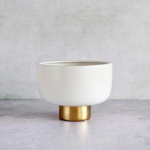وعاء أبيض كبير بقاعدة ذهبية وودي